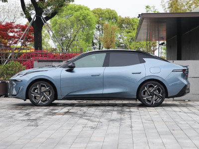 Lynk&Co 07 Фото №7